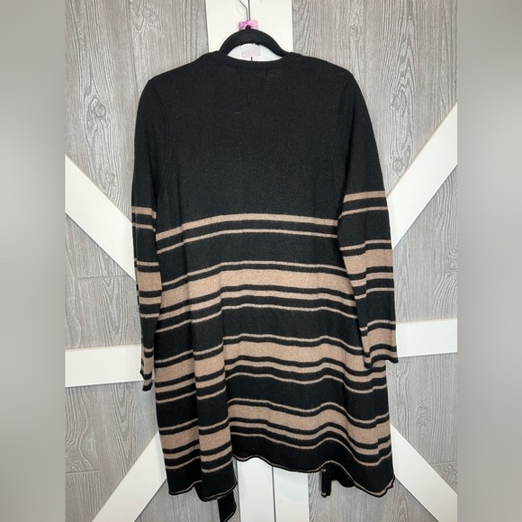 B13.05 Tahari 100% Extra Fine Merino Wool Camel Black Cardigan Sweater 2X - Picture 6 of 8
